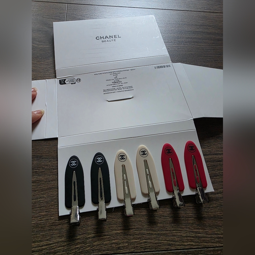 CHANEL Women Hair Clips Set in Red, Black & White - Picture 3 of 4